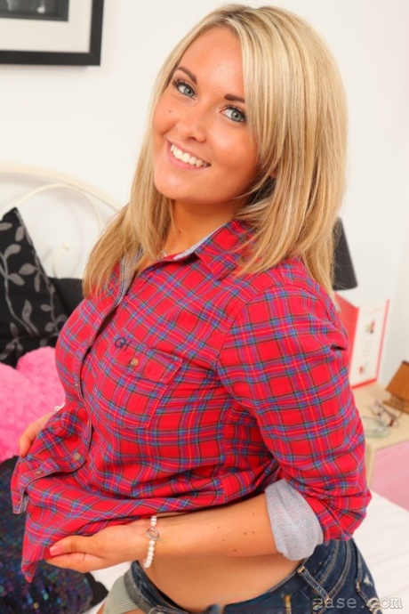 Zoe Alexandra naked pics